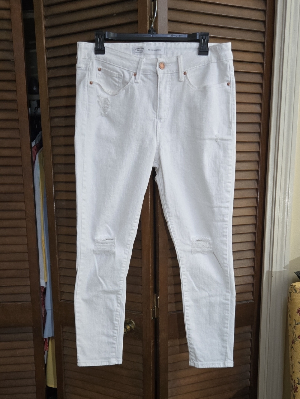 LEVI'S  White Skinny Jeans with Subtle Knee Distress